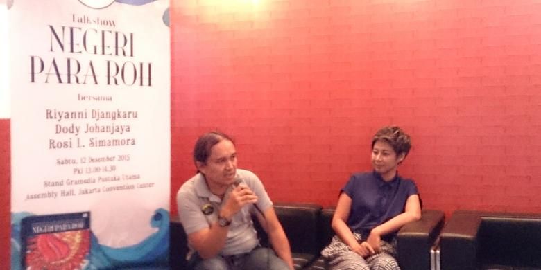 Dody Johanjaya dan Riyanni Djangkaru dalam talkshow buku Negeri Para Roh di Kompas Gramedia Fair 2015, JCC, Jakarta, Sabtu (12/12/2015)