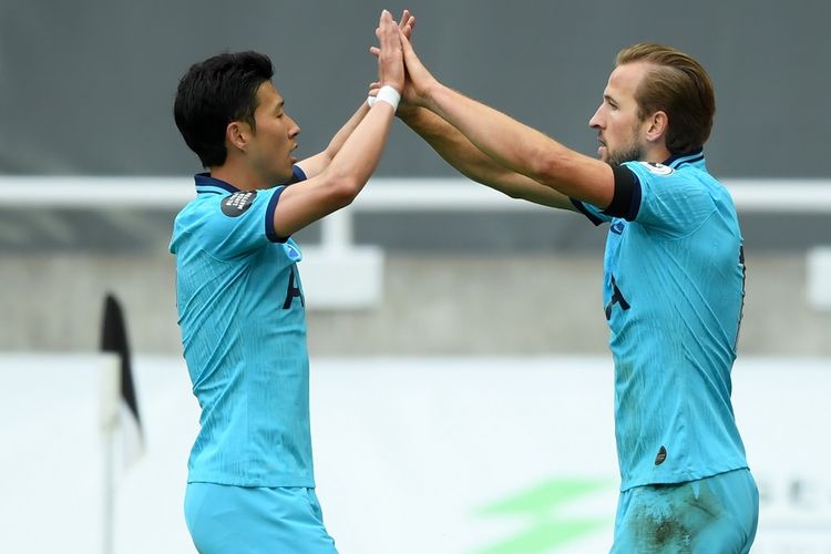 Striker Tottenham Hotspur Harry Kane (kanan) merayakan gol dengan penyerang Tottenham Son Heung-min (kiri) dalam laga Premier League Liga Inggris antara Newcastle vs Tottenham Hotspur di St James Park, Inggris, pada 15 Juli 2020. 