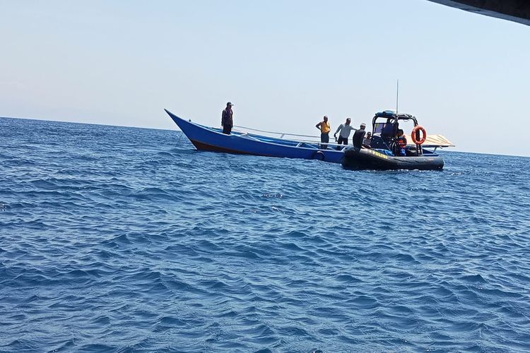 Tim SAR gabung saat melakukan pencarian nelayan yang hilang di Bima, Rabu (5/9/2023). 
