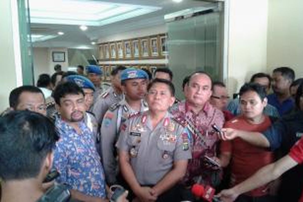 Kapolda Metro Jaya Inspektur Jenderal Polisi Unggung Cahyono memberikan keterangan seusai menemui pimpinan serikat pekerja dan buruh di Mapolda Metro Jaya, Selasa (9/12/2014).
