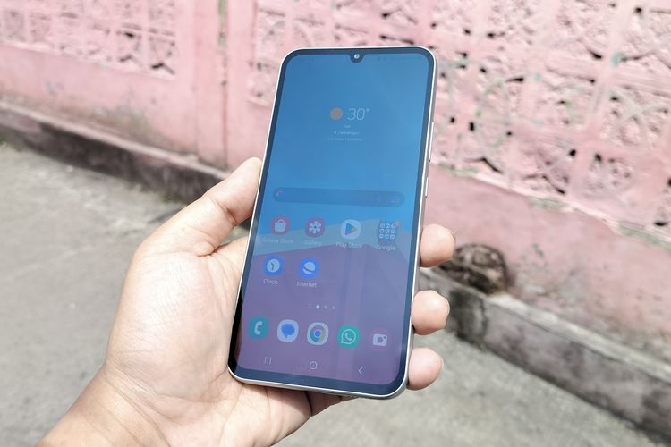 Layar Galaxy A34 5G ketika dilihat di bawah sinar matahari terik. Layar Galaxy A34 5G bisa dibilang bisa menampilkan konten atau tampilan antarmenu dengan animasi yang mulus. Hal ini dimungkinkan berkat refresh rate layar yang dua kali lipat lebih besar dibanding layar standar, yaitu 120 Hz.Lalu, layar Galaxy A34 5G juga bisa dilihat dengan baik di bawah kondisi sinar matahari terik. Hal ini berkat fitur Vision Booster yang bisa meningkatkan tingkat kecerahan (brightness) layar ke angka 1.000 nits di mode High Brightness (HBM). 