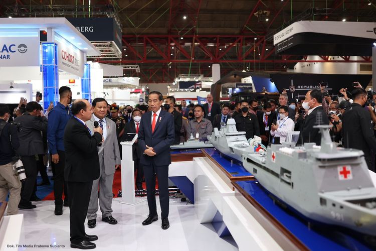 Presiden Joko Widodo didampingi Menteri Pertahanan (Menhan) Prabowo Subianto di sela pameran Indo Defence 2022 di Jakarta Internasional Expo, Jakarta, Rabu (2/11/2022).