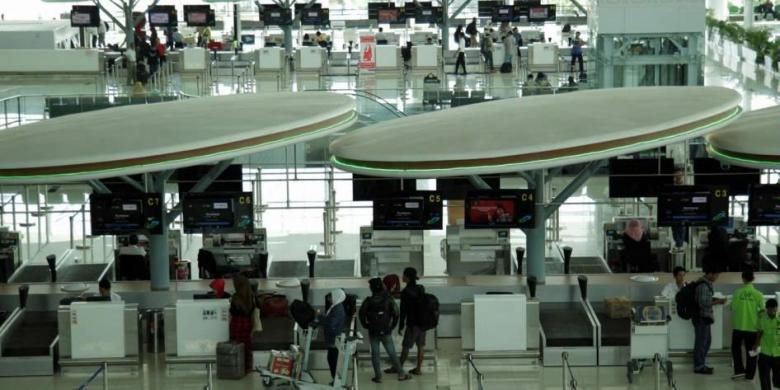 Area check-in counter di terminal baru Bandara Sepinggan Balikpapan, Kalimantan Timur, Rabu (13/8/2014). Terminal yang dibangun dengan investasi sebesar Rp 2 triliun dan memiliki luas 110.000 meter persegi ini mampu menampung 10 juta penumpang per tahun.