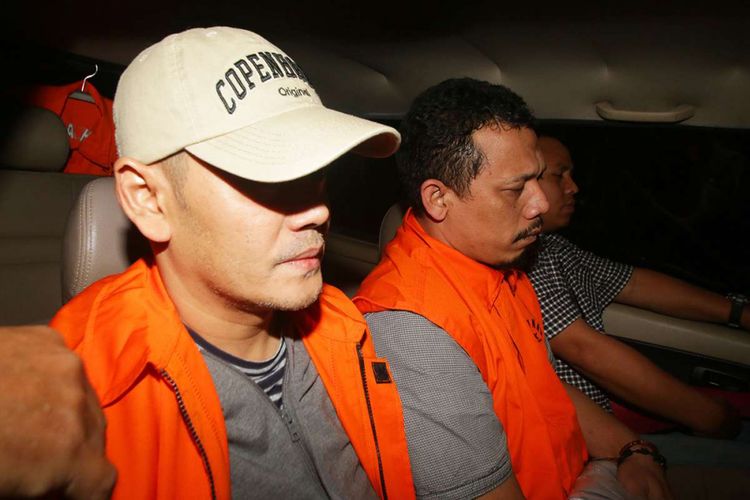 Tersangka kasus suap Fahmi Darmawansyah (kiri) dan Andri Rahmad memasuki mobil dengan memakai rompi tahanan seusai menjalani pemeriksaan di Gedung KPK, Jakarta, Sabtu (21/7/2018). Selain keduanya, KPK juga menahan Kepala Lapas Sukamiskin Wahid Husen pasca-operasi tangkap tangan terkait suap pemberian fasilitas dan perizinan di lapas tersebut.