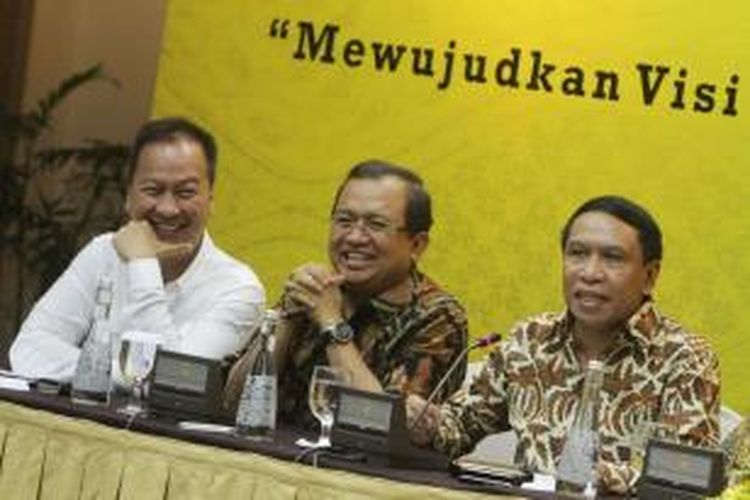 Ketua DPP Partai Golkar Priyo Budi Santoso (tengah) bersama Agus Gumiwang (kiri), dan Zainudin Amali menyampaikan pandangan ketika silaturahmi 50 tahun Partai Golkar dan menyongsong Munas IX di Jakarta Selatan, Kamis (30/10/2014). Kegiatan yang mengangkat tema 'Mewujudkan Visi 2045 Melalui Regenerasi Kepemimpinan Partai Golkar' tersebut sebagai ajang silaturahmi serta menyiapkan regenerasi untuk lebih memajukan partai berlambang beringin itu.