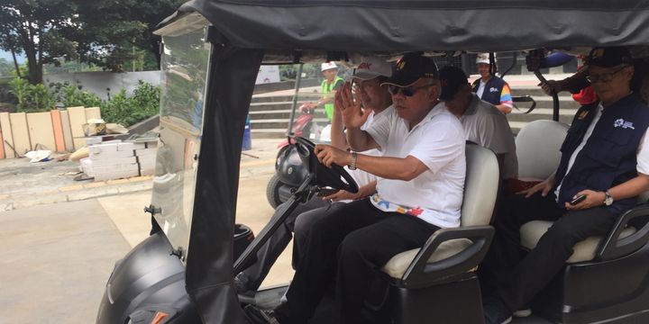 Dengan menggunanakan golf car, Menteri PUPR Basuki Hadimuljono cek kesiapan penataan Kompleks GBK.