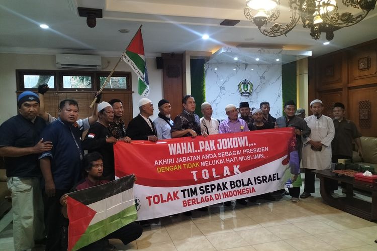 Sejumlah warga Kota Solo, Jawa Tengah, melakukan aksi demontrasi dan audiensi dengan Dewan Perwakilan Rakyat Daerah (DPRD) untuk menolak delegasi Tim Nasional sepak bola Israel mengikuti Piala Dunia U-20 di Indonesia, pada Selasa (7/3/2023).