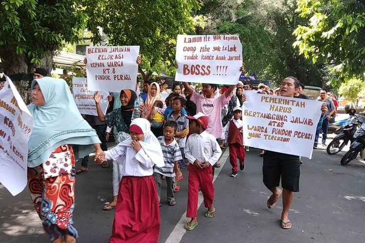 Suasana demonstrasi Warga Lingkungan Pondok Prasi, Kelurahan Bintaro, di Kantor Wali Kota Mataram