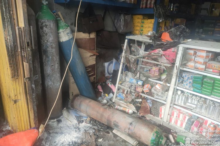 Sebuah tabung oksigen meledak saat sedang diisi ulang di toko AC di kawasan Tambora, Jakarta Barat pada Jumat (24/2/2023). 