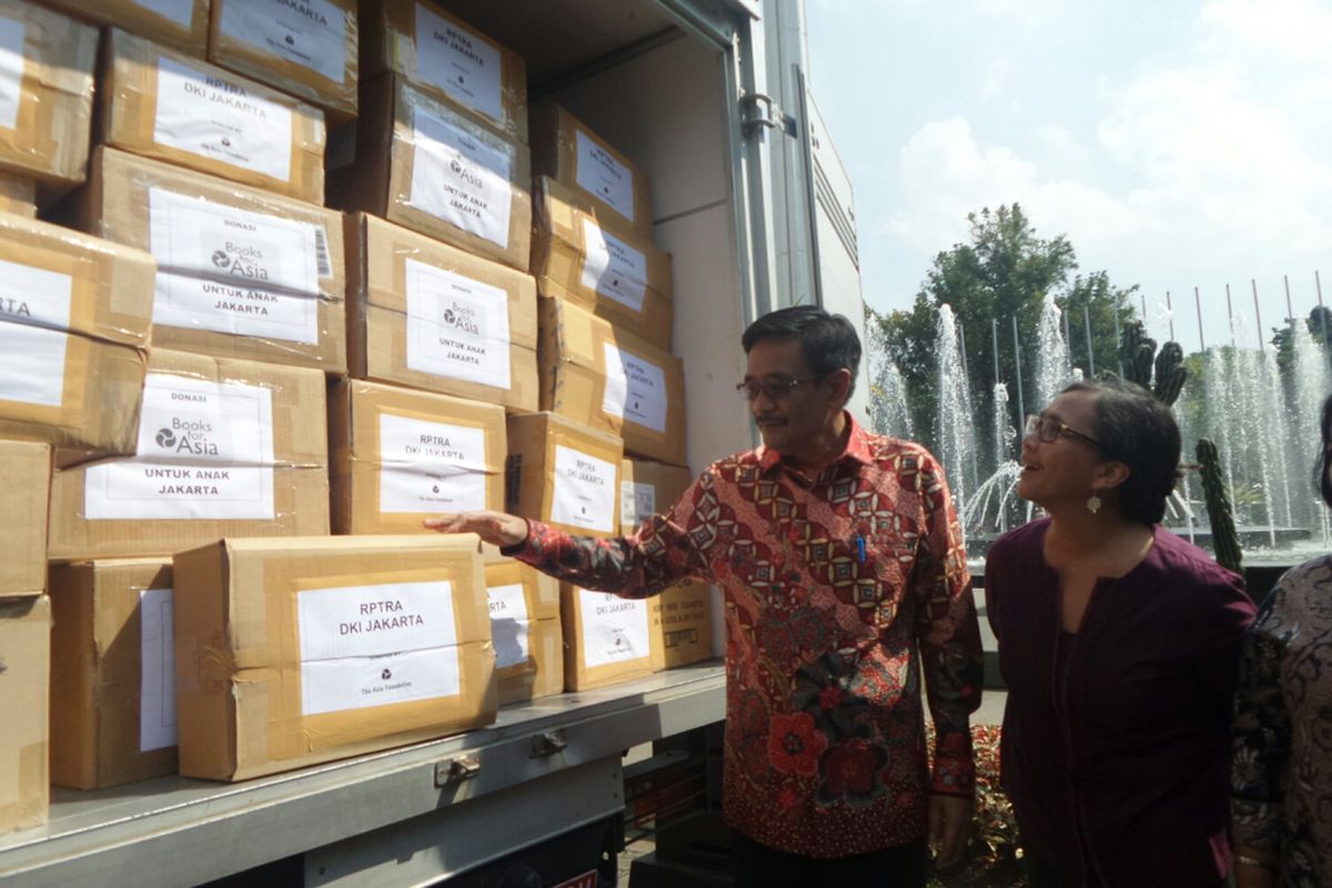 Plt Gubernur DKI Jakarta Djarot Saiful Hidayat menerima hibah 20.000 buku anak-anak dari The Asia Foundation, di Balai Kota DKI Jakarta, Jalan Medan Merdeka Selatan, Jumat (9/6/2017). 