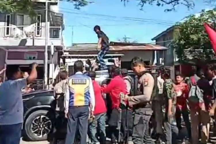 Mahasiswa Rusak Mobil Dinas Wabup Bima, Pemkab Tempuh Jalur Hukum 
