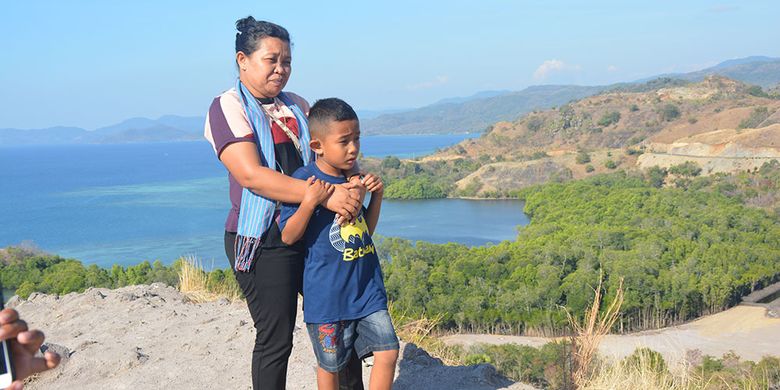 Bukit Cinta di Labuan Bajo sebagai salah satu tempat berwisata untuk mengabadikan keindahan alam di Pantai utara serta menikmati senja di Laut Labuan Bajo. orang lokal selalu berkunjung ke gundukan bukit itu untuk berswafoto bersama keluarga, Jumat (26/7/2019). 