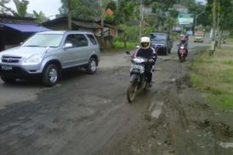 Kondisi Jalur Ungaran, Kabupaten Semarang dengan Gunungpati, Kota Semarang rusak parah.  