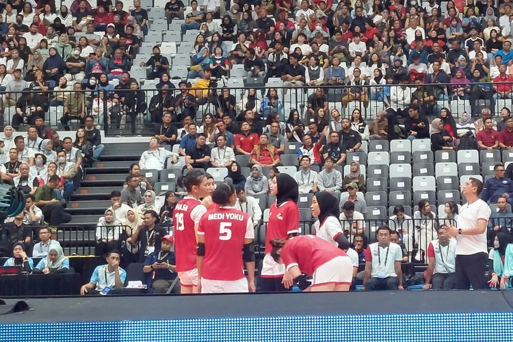 Para pemain Indonesia All Star saat melawan Red Sparks pada laga ekshibisi bertajuk Fun Volleyball di Indonesia Arena, Jakarta, Sabtu (20/4/2024) malam WIB. 