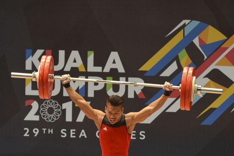 Lifter Indonesia Deni melakukan angkatan snatch angkat besi putra nomor 59 kg SEA Games XXIX Kuala Lumpur di MITEC, Kuala Lumpur, Malaysia, Selasa (29/8/2017). Deni berhasil meraih medali emas dengan total angkatan 312 kg.