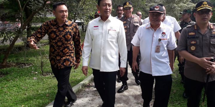 Menkopolhukam Wiranto mengunjungi TPS 7 di Taman Malabar, Bogor, Jawa Barat, guna memantau pelaksanaan Pilkada serentak, Rabu (27/6/2018).