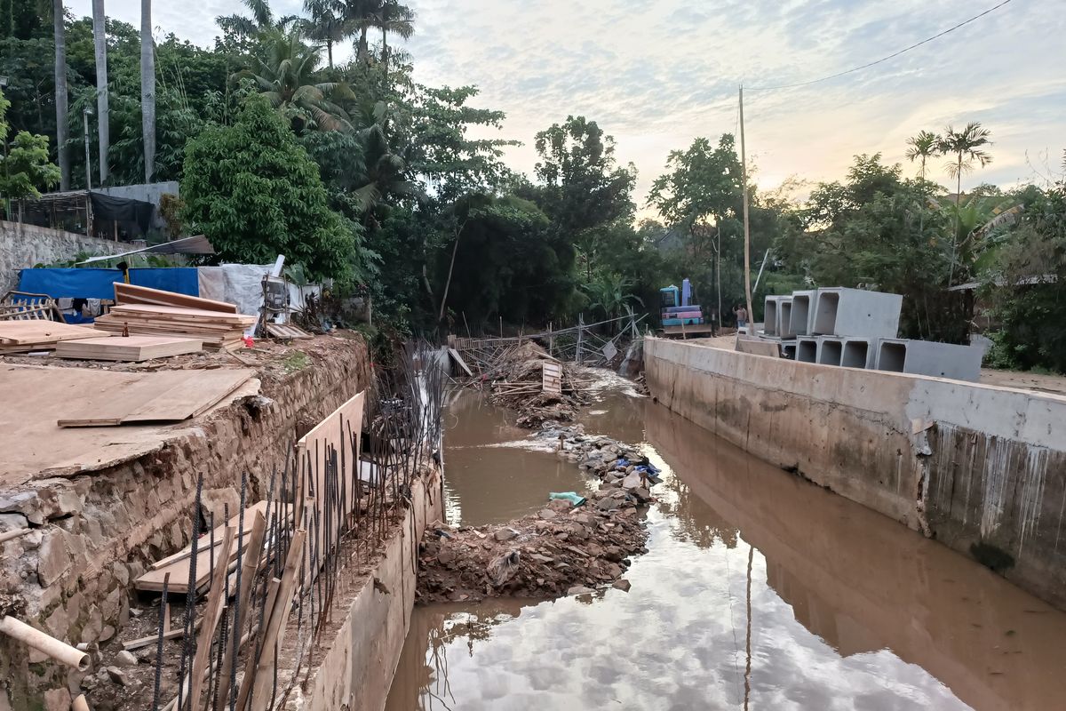 Meninjau Proyek Pembangunan Prasarana Kali Baru Parigi di Pondok Aren Tangsel