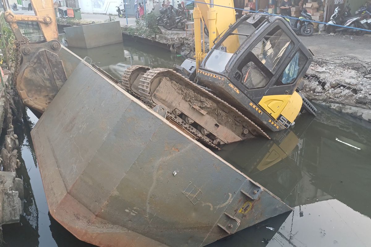 Detik-detik Ekskavator Tercebur ke Kali Cakung Lama Jakut, Operator Sempat Hindari Kanopi Rumah
