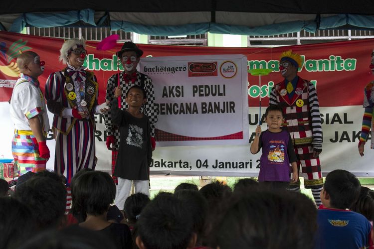 Sejumlah anak-anak terdampak banjir di Komplek IKPN Bintaro dihibur para badut dari komunitas Aku Badut Indonesia, Pesanggrahan, Jakarta Selatan, Minggu (5/1/2020). Aksi tersebut dilakukan komunitas Aku Badut Indonesia untuk menhilangkan trauma anak-anak yang terdampak banjir.