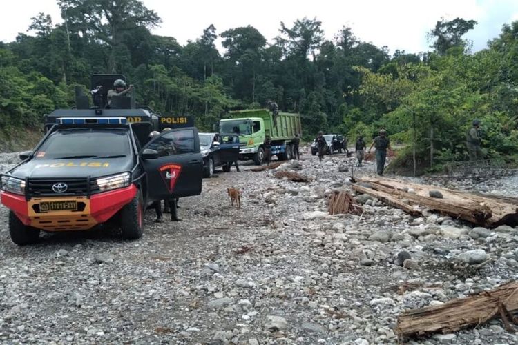Personel Satgas Nemangkawi berada di Kali Yegi, Distrik Dekai, untuk mencari pekerja PT. Indo Papua yang melarikan diri dari KKB, Yahukimo, Papua, Senin (23/8/2021)