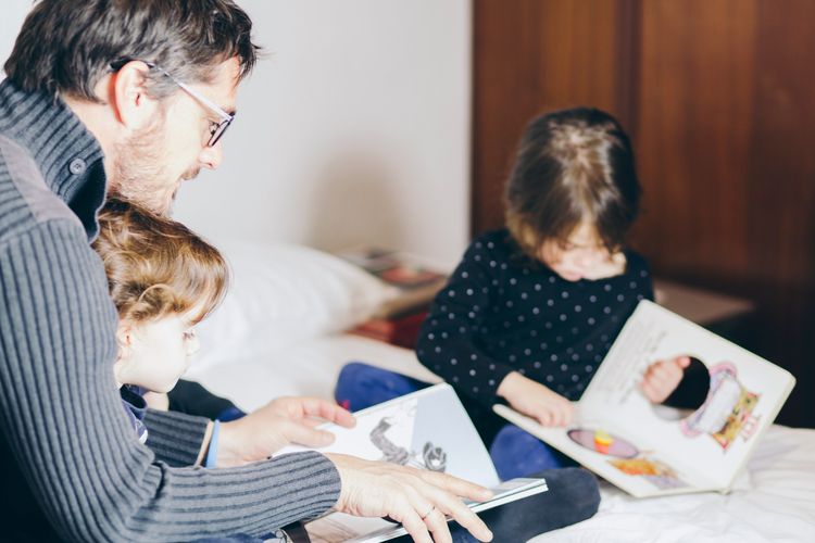 Ilustrasi membacakan buku untuk anak.