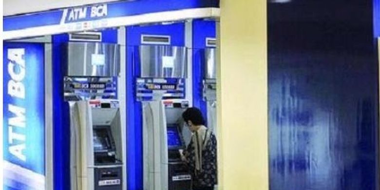 Ilustrasi: Pengunjung sedang melakukan transaksi di ATM BCA