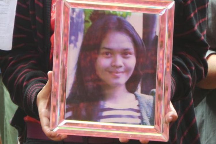 Ade Sara Angelina Suroto (19), mahasiswa yang dibunuh mantan kekasihnya Ahmad Imam Al Hafitd (19). Mayat Ade dibuang di tol JORR ruas Bekasi, kilometer 41, Jawa Barat. Ahmad dibantu Assyifa Ramadhani (19), kekasih barunya.