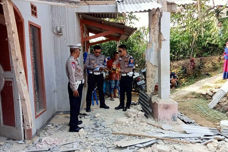 Polisi sedang melakukan penanganan laka lantas truk pengangkut bata yang menabrak rumah warga di Jalan Gunung Mulya tepatnya di Kampung Budi Asih, Desa Gunung Mulya, Kecamatan Tenjolaya, Kabupaten Bogor, Jawa Barat, Minggu (21/5/2023).