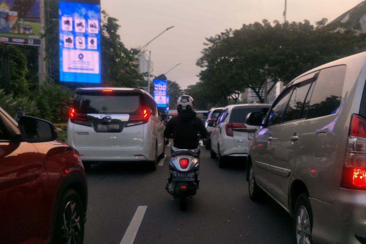 Kemacetan terjadi di Jalan Gerbang Pemuda Mengarah Pintu 10 Komplek Gelora Bung Karno, Jakarta Pusat, Sabtu (1/7/2023).