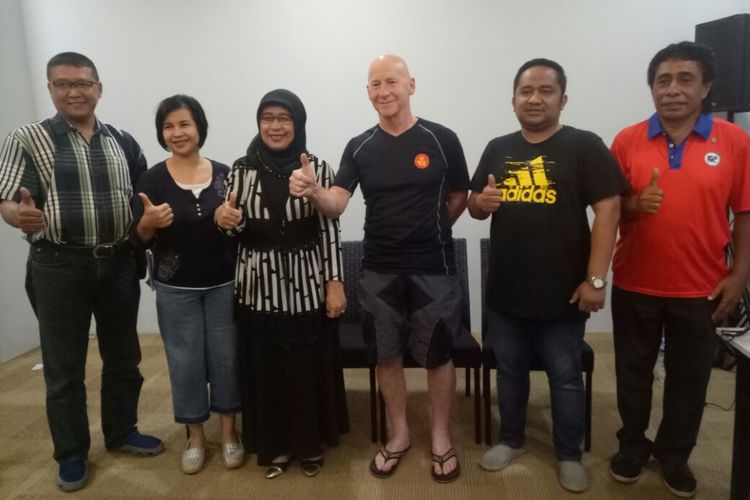 Ketua Pelaksana Tour de Molvuccas, Habiba Saimima didampingi Direktur Teknis Tour de Molvccas, Satmoko dan Mike dari Union Cucliste Innternationale (UCI)  saat memberikan keterangan kepada waratwan di AMbon, Sabtu petang (16/9/2017)