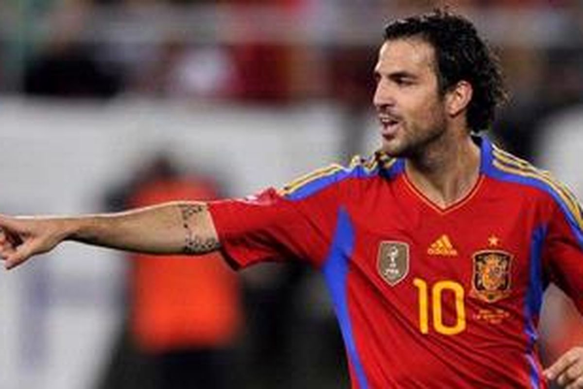 Gelandang Spanyol, Cesc Fabregas, merayakan gol pertamanya (dari dua) ke gawang Cile, pada pertandingan persahabatan, di Stade de Geneve, Jumat (2/9/2011).