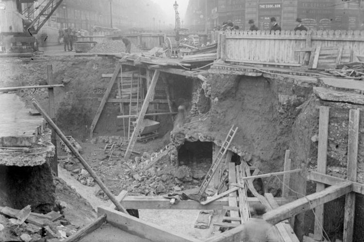 Proses konstruksi Paris Metro tahun 1900