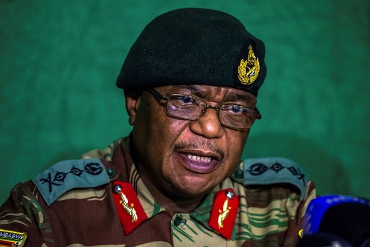 Komandan Tentara Zimbabwe Jenderal Constantino Chiwenga mengumumkan pengunduran dirinya, Senin (18/12/2017).
