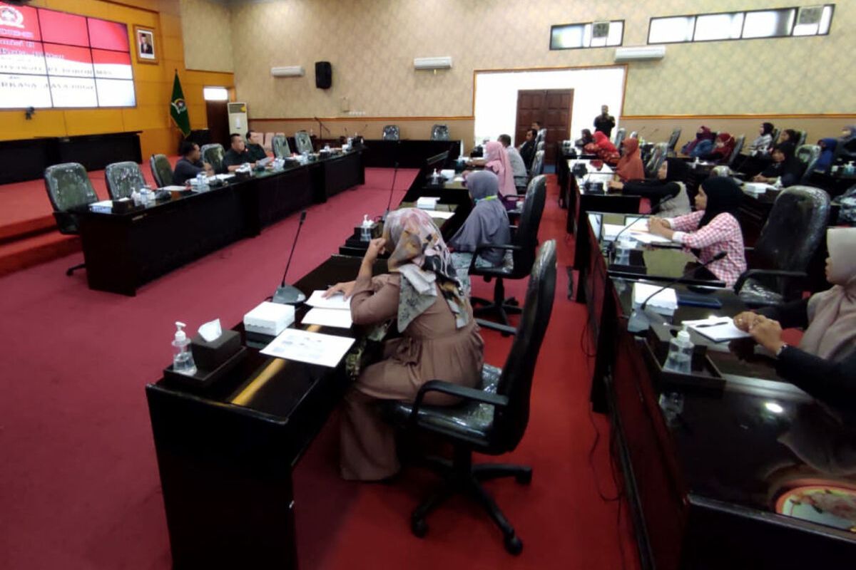 Puluhan buruh pabrik rokok menghadiri rapat dengar pendapat dengan Komisi II DPRD Kota Blitar guna mengadukan nasib mereka yang sudah 8 bulan dirumahkan, Kamis (20/7/2023)