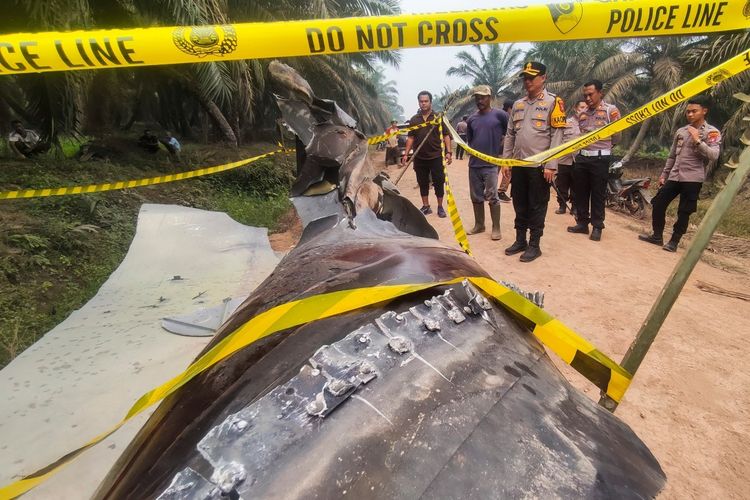 Diduga Serpihan Roket China Jatuh di Kebun Sawit Kalteng, Panjangnya 9 Meter
