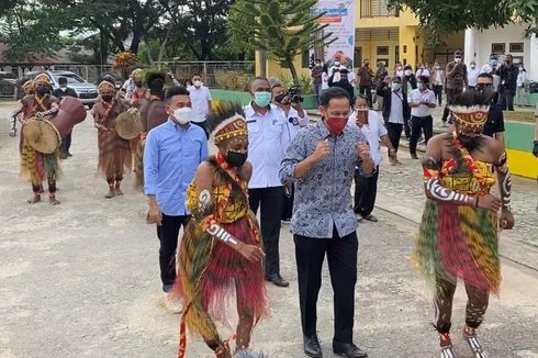 Kunjungan Pertama di Tanah Papua, Menteri Nadiem Temui Suku Moi di Kota Sorong