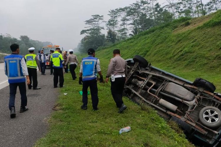 Petugas melakukan evakuasi kecelakaan di Jalan Tol Semarang-Solo yang menyebabkan tiga orang tewas.