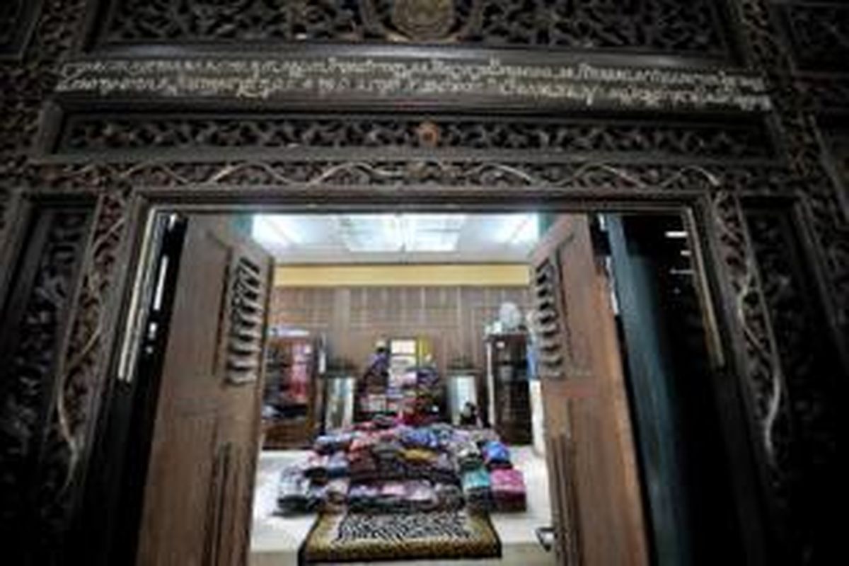 Ndalem atau ruang keluarga pedagang batik Laweyan, Solo, yang kini lazim dijadikan gerai penjualan batik. Rumah saudagar batik yang dulu tertutup bagi umum kini terbuka seiring dibukanya Kampoeng Batik Laweyan sejak tahun 2005.
