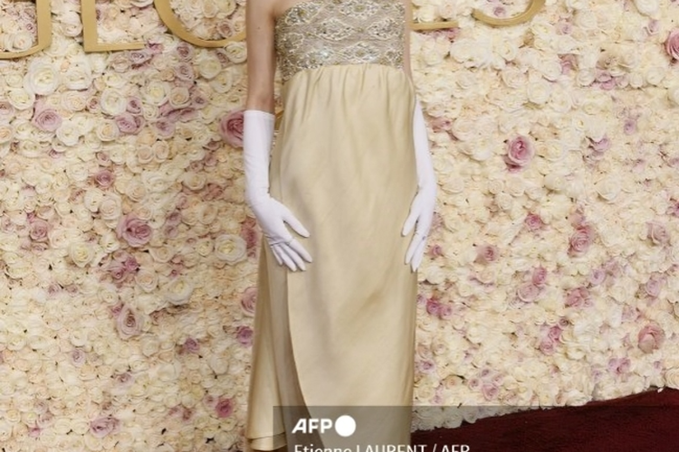 Penyanyi Ariana Grande di karpet merah Golden Globe Awards di Beverly Hills, California, AS, Minggu (5/1/2025) waktu setempat.