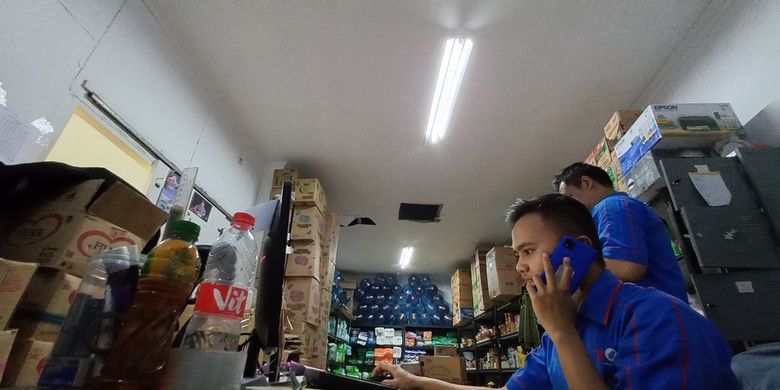 Toko swalayan Tasco Mart Tasikmalaya Indihiang Kota Tasikmalaya dibobol maling yang menjebol atap plafon dengan kerugian uang tunai Rp 33 juta di berankas kasir dan 15 slop rokok dibawa seorang maling, Senin (1/8/2022).