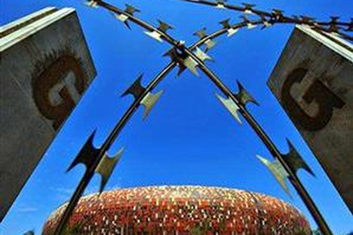 Stadion Soccer City yang akan menjadi tempat dibukanya Piala Dunia 2010 telah dilengkapi dengan pagar berduri. Panitia penyelenggara menjamin keamanan pelaksanaan turnamen tersebut.