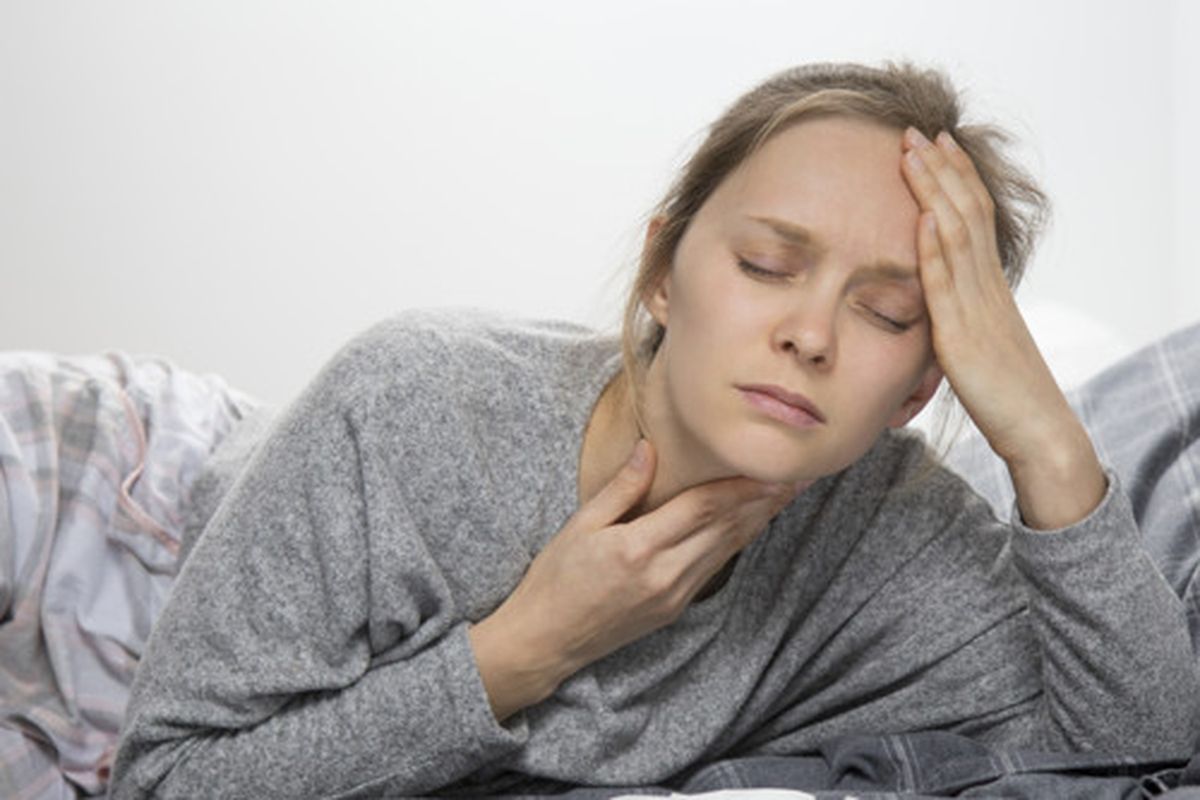 Tenggorokan sakit menelan bisa disebabkan karena berbagai hal. Meskipun, sering kali penyebab tenggorokan sakit adalah infeksi, seperti infeksi virus saat flu, atau salah menelan sesuatu.