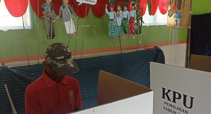 Pesan Pilkada Damai dari Wayang Santri di TPS Binangun Cilacap