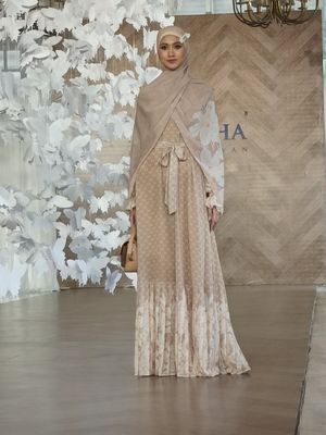 Koleksi busana muslim Mandjha Hijab di Fashion show Raya Collection 2022 pada Rabu (23/2/2022).