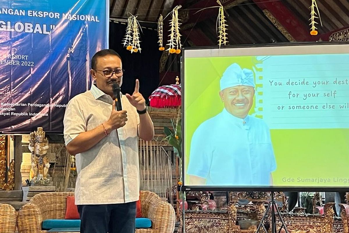Anggota Komisi VI Dewan Perwakilan Rakyat (DPR) Republik Indonesia (RI) Gde Sumarjaya Linggih memberikan sosialisasi kepada para pelaku UKM di Bali dalam acara Forum Strategi Pengembangan Ekspor Nasional ?UKM Go Global? yang digelar di Arma Museum & Resort, Ubud, Kabupaten Gianyar, Jumat (25/11/2022). 