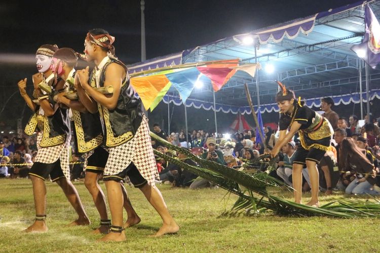 Permainan Nglarak Blarak khas Kabupaten Kulon Progo, Daerah Istimewa Yogyakarta.