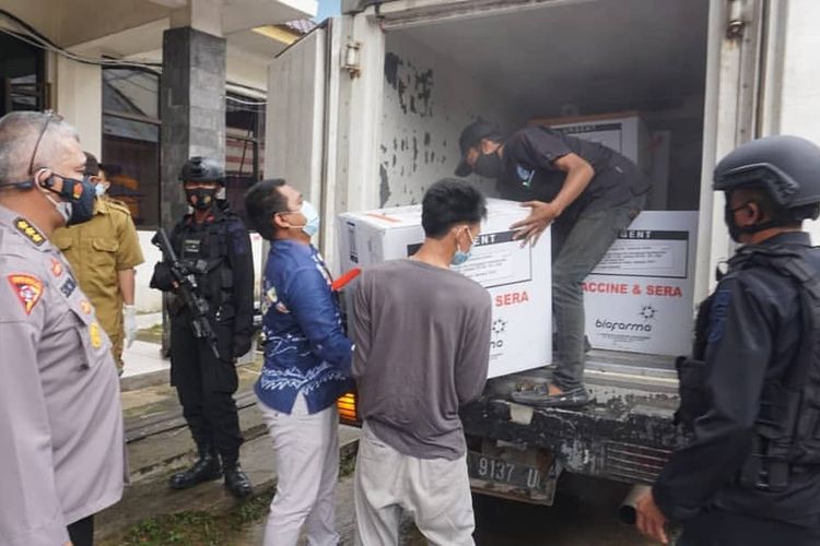25 ribu dosis vaksin Sinovac diangkut dari Bandara Syamsuddin Noor menuju Laboratorium Dinkes Kalsel di Banjarbaru, Selasa (5/1/2021). 