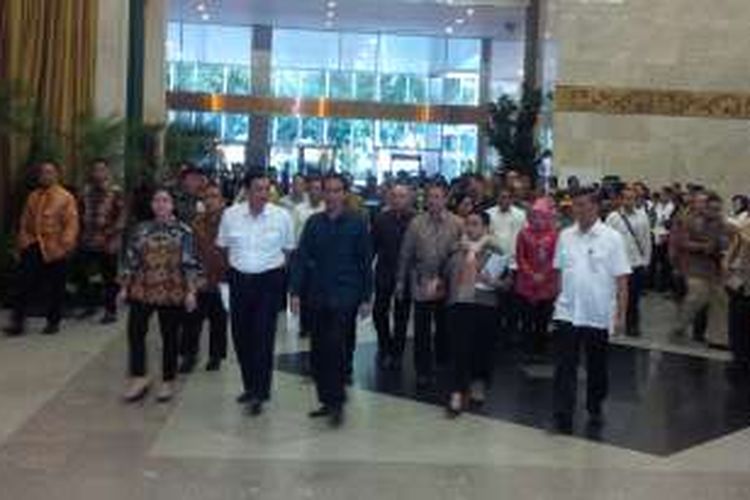 Presiden Joko Widodo meninjau persiapan digelarnya KTT Luar Biasa OKI, di JCC Senayan, Jakarta, Jumat (4/3/2016).
