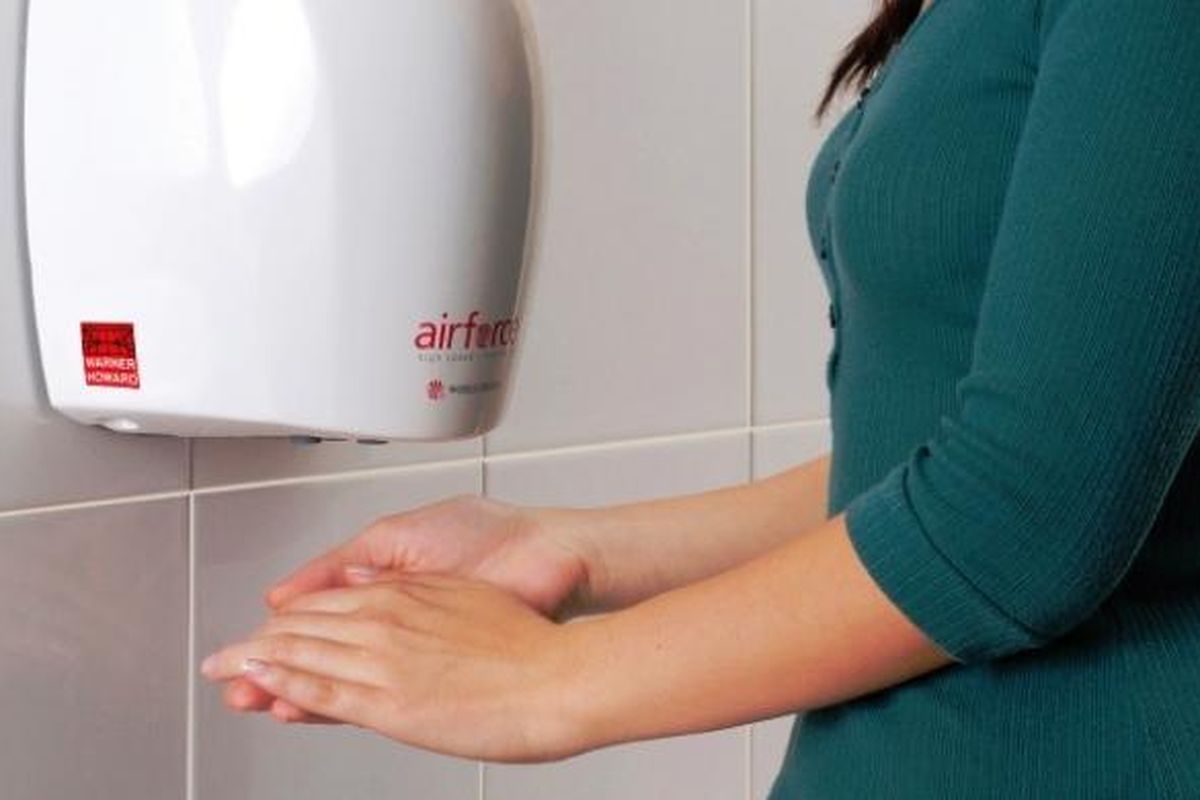 Tak perlu menggosok-gosokkan kedua tangan saat memakai hand dryer.