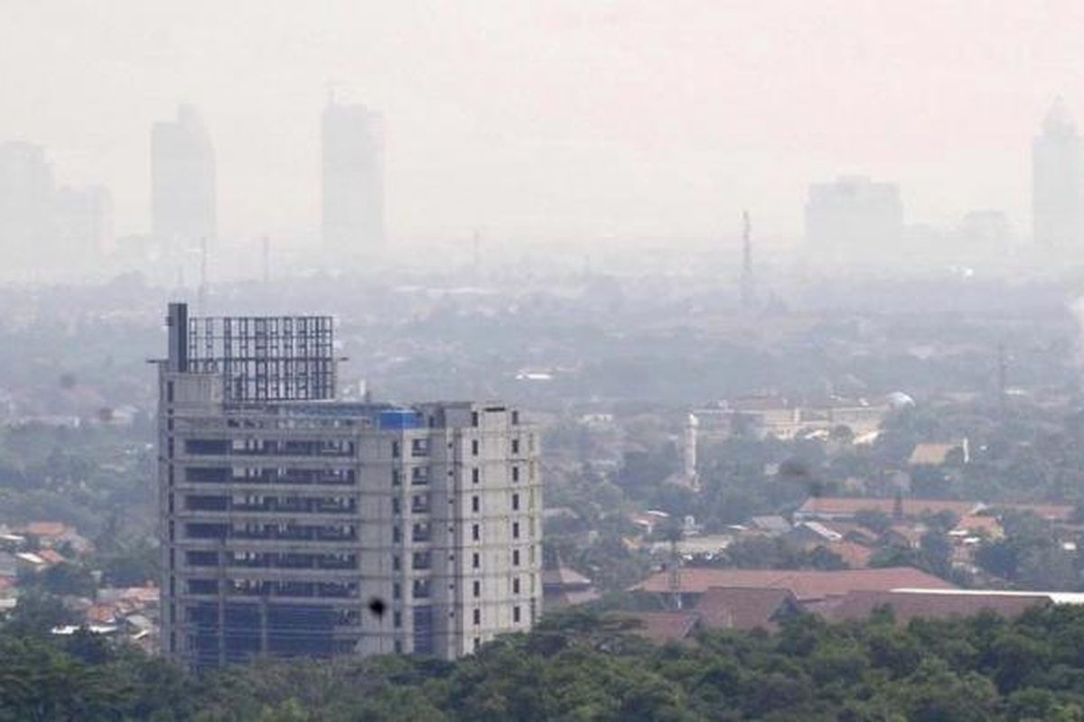 Tingginya tingkat polusi udara membuat pemandangan kawasan Jakarta Selatan terlihat samar seperti berselimut kabut tipis, Rabu (18/7/2012). 